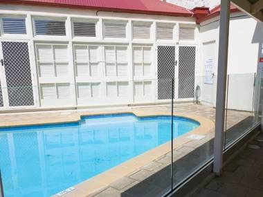 Smugglers Inn Studio Apartments