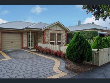 Perfect Location Central Modern Cottage Free WiFi