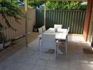 Perfect Location Central Modern Cottage Free WiFi