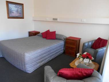 Whiteoaks Motel & Lodges