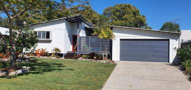 10 Double Island Drive - Modern family home centrally located swimming pool & outdoor area