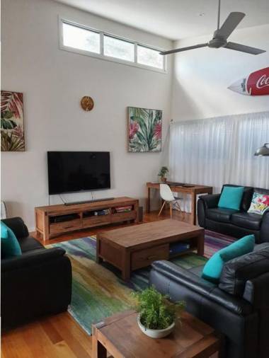 10 Double Island Drive - Modern family home centrally located swimming pool & outdoor area