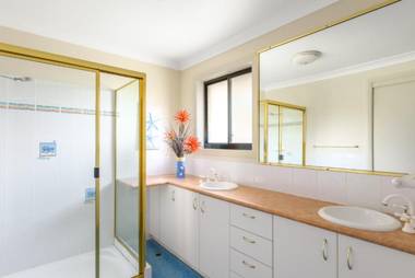 2/80 Cooloola Drive - Comfortable and cosy unit enjoying ocean views and views to Fraser Island