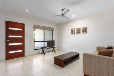Unit 2 Rainbow Surf - Modern double storey townhouse with large shared pool close to beach and shops