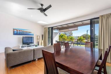 Unit 3 Rainbow Surf - Modern double storey townhouse with large shared pool close to beach and shop