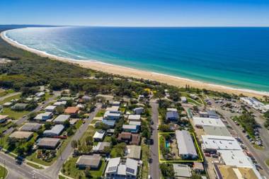 Unit 3 Rainbow Surf - Modern double storey townhouse with large shared pool close to beach and shop