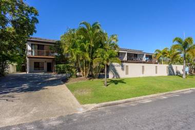 Unit 4 Rainbow Surf - Modern double storey townhouse with large shared pool close to beach and shop