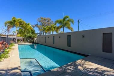 Unit 4 Rainbow Surf - Modern double storey townhouse with large shared pool close to beach and shop