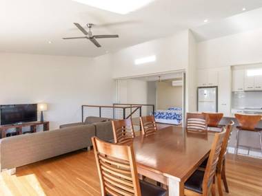 Unit 5 Rainbow Surf - Modern double storey townhouse with large shared pool close to beach and shop