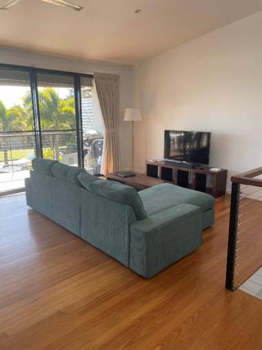 Unit 5 Rainbow Surf - Modern double storey townhouse with large shared pool close to beach and shop