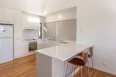 Unit 5 Rainbow Surf - Modern double storey townhouse with large shared pool close to beach and shop