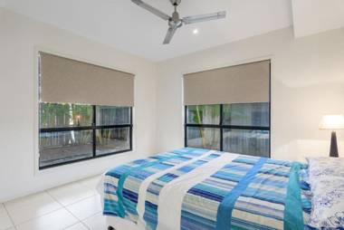 Unit 5 Rainbow Surf - Modern double storey townhouse with large shared pool close to beach and shop