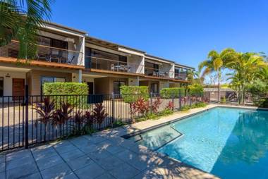 Unit 1 Rainbow Surf - Modern two storey townhouse with large shared pool close to beach and shop