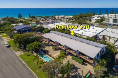 Unit 1 Rainbow Surf - Modern two storey townhouse with large shared pool close to beach and shop
