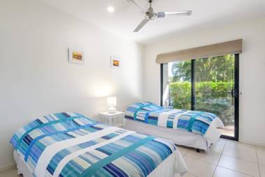 Unit 1 Rainbow Surf - Modern two storey townhouse with large shared pool close to beach and shop