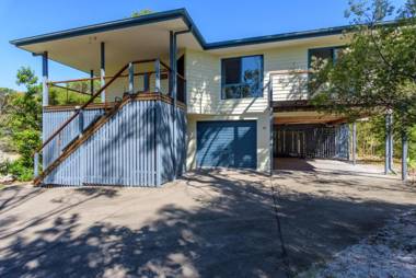 12 Ibis Court - Highset beach house with natural bushland gardens and covered decks
