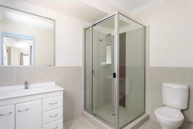 12 Ibis Court - Highset beach house with natural bushland gardens and covered decks