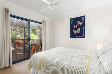 12 Ibis Court - Highset beach house with natural bushland gardens and covered decks