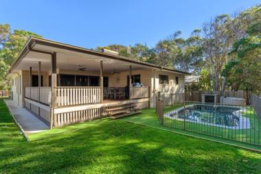 7 Ibis Court - Spacious family home with large outdoor area swimming pool & ample parking