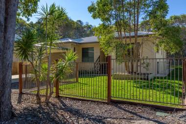 7 Ibis Court - Spacious family home with large outdoor area swimming pool & ample parking