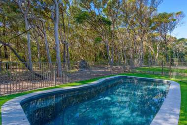 7 Ibis Court - Spacious family home with large outdoor area swimming pool & ample parking