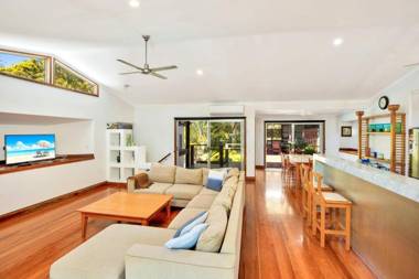 Gecko's Rest - Rainbow Shores Executive Beach House Pet Friendly Pool Wi-fi