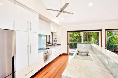 Gecko's Rest - Rainbow Shores Executive Beach House Pet Friendly Pool Wi-fi