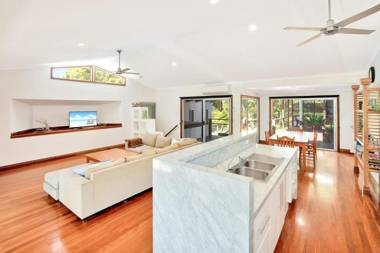 Gecko's Rest - Rainbow Shores Executive Beach House Pet Friendly Pool Wi-fi