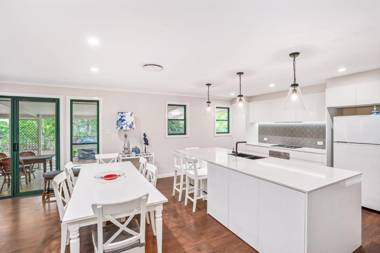 7 Belle Court - Rainbow Shores Huge Beach House Ducted Air Con Pets Welcome
