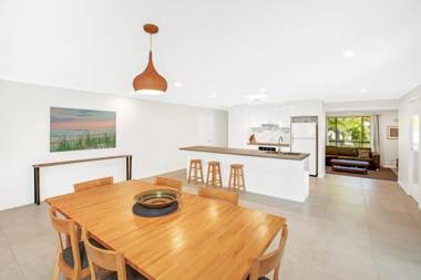 Sunyata Beach House - Rainbow Beach Beachside escape with a pool pet friendly and Wi-Fi