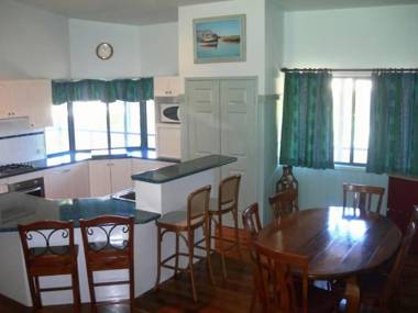 Cooloola Cottage - Rainbow Beach - Walk to everything and relax in comfort Pet friendly too