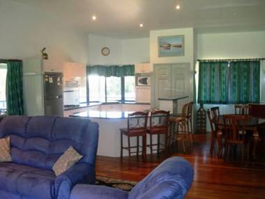 Cooloola Cottage - Rainbow Beach - Walk to everything and relax in comfort Pet friendly too