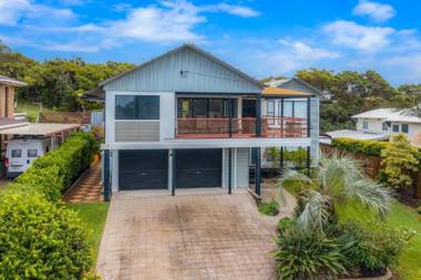 90 Cooloola Drive - Rainbow Beach Luxury Beach House Ocean Views