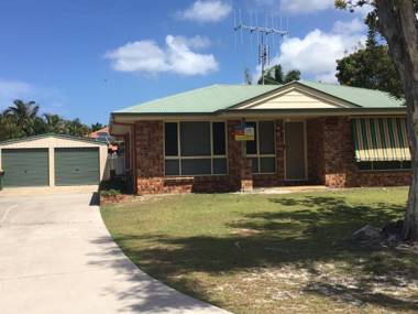 4 Boronia Place - Rainbow Beach Perfect convenient location Fenced yard
