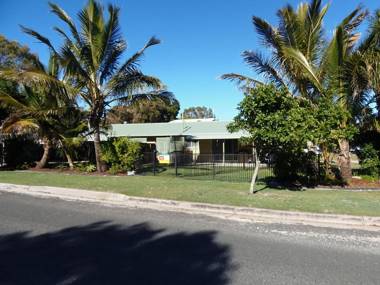 Palmgrove 2 - Rainbow Beach Pet Friendly Fully Fenced Air Conditioned Five Minutes To Beach