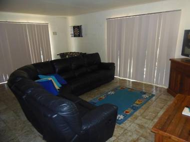 The Red Piranha - Rainbow Beach Close to everything air con and pet friendly