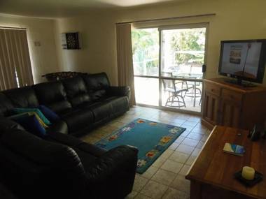 The Red Piranha - Rainbow Beach Close to everything air con and pet friendly