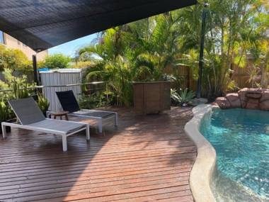 Dunworkin - Rainbow Beach - Room for everyone pet friendly fenced yard Free Wi-fi pool walk to beach