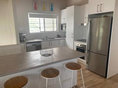 Dunworkin - Rainbow Beach - Room for everyone pet friendly fenced yard Free Wi-fi pool walk to beach