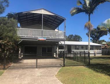 Dunworkin - Rainbow Beach - Room for everyone pet friendly fenced yard Free Wi-fi pool walk to beach