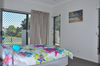 Seadaze 1 - Rainbow Beach Gorgeous unit close to the beach Aircon Pool