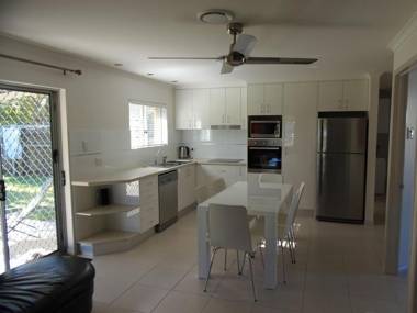 Palmgrove 1 - Rainbow Beach - Gorgeous modern beach escape in a great location aircon wifi fully fenced pets welcome