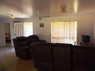 Baker - Rainbow Beach - Walk to Everything Including the Beach