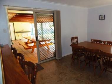 Baker - Rainbow Beach - Walk to Everything Including the Beach