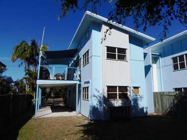 COOLAMAINE 2 - Rainbow Beach - Give Yourself a Break Walk to the beach