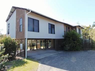 Kurrawah - Rainbow Beach - Modern Coastal Decor walk to the beach and shops