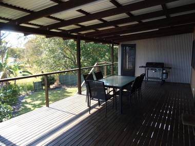 Kurrawah - Rainbow Beach - Modern Coastal Decor walk to the beach and shops