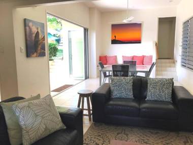 Sinclair - Rainbow Beach Modern Beach House Close to Everything Free Wi-Fi