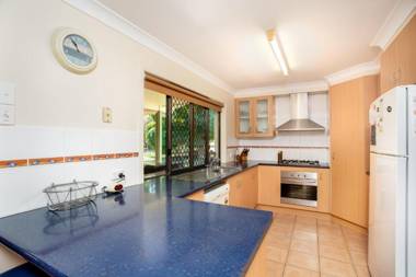 Rise N Shine - Rainbow Beach - Bring The Whole Family To The Beach Pets Welcome Fenced Yard