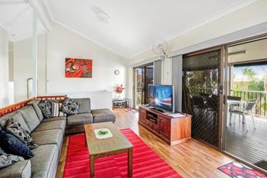 40 Rumbalara Avenue - Rainbow Beach Entertain on the spacious verandah overlooking beautiful Rainbow Beach
